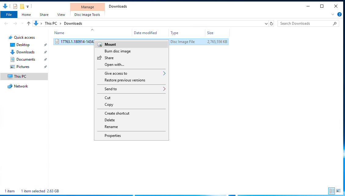 Eksplorator plikow pokazujacy pobrany plik ISO z pakietami jezykowymi Windows Server 2019.