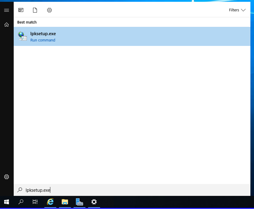 Folder x64\\langpacks na zamontowanym obrazie ISO z plikami CAB pakietow jezykowych.