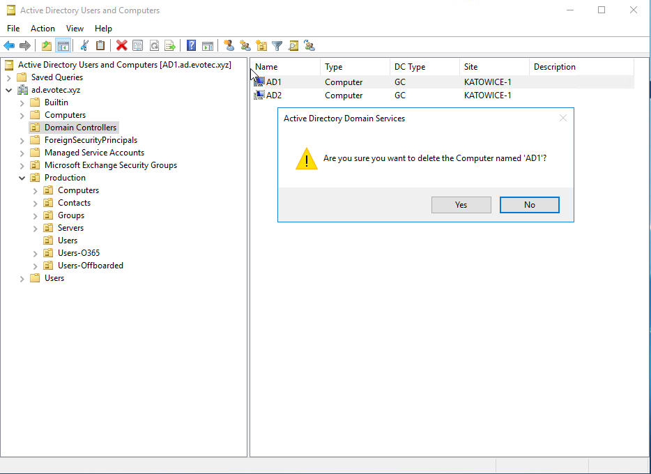 Active Directory Users and Computers z wybranym starym kontrolerem domeny do usunięcia